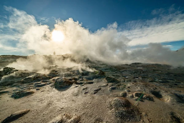 Namafjall Hverir zona geotérmica en Islandia. Impresionante paisaje de valle de azufre con fumarolas humeantes y cielo azul nublado, fondo de viaje, atracción turística — Foto de Stock