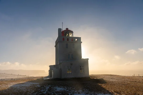 Le vieux phare sur un cap Dyrholaey dans la région sud de l'Islande — Photo