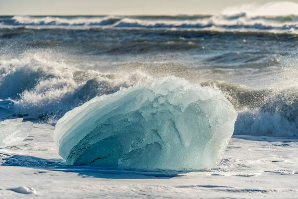 Lodowaty fragment lodu na czarnej plaży w dzień, Jokulsarlon Islandia — Zdjęcie stockowe