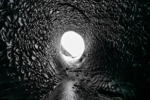 アイスランドの濃い青の氷河の洞窟 — ストック写真