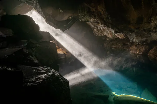 Cueva volcánica de Grjotagja con un agua termal increíblemente azul y caliente cerca del lago Myvatn. La gruta geotérmica y la cueva, áreas de Islandia que aparecen en Juego de Tronos. — Foto de Stock