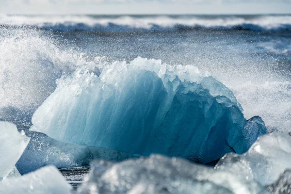 Ледниковый фрагмент льда на черном пляже днем, Jokulsarlon Iceland — стоковое фото