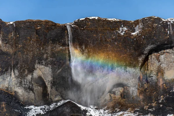 Foto de una cascada de hielo en Islandia con un arco iris —  Fotos de Stock
