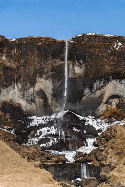 Foto van een IJslandse waterval in IJsland met een regenboog — Stockfoto