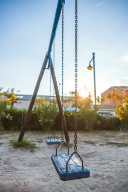 Park Malvarosa sahilinde salıncağa ile. Valencia, İspanya