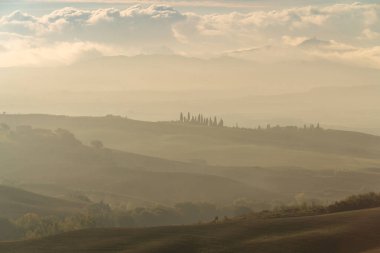 Toskana kırsalında, sonbahar sabahının erken saatlerinde bir İtalyan manzarası. İtalya
