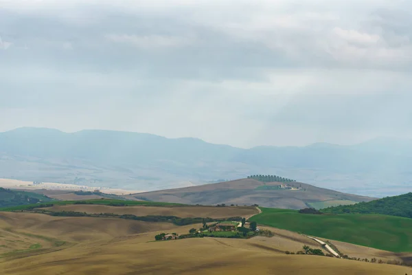 Otoño amanecer en Toscana con paisajes ondulados, campos, cipreses y nubes. Italia — Foto de Stock