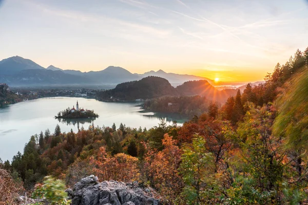 Das Schweigen der antiken Städte Europas. Morgenpanorama der Wallfahrtskirche Mariä Himmelfahrt. Aufregende Herbstszene des Bleder Sees, Julische Alpen, Slowenien, Europa. — Stockfoto