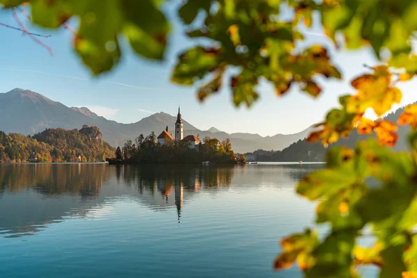 The famous Alpine Lake Bled, Blejsko jezero, in Slovenia, autumn landscape. Fabulous view of the lake, island with church, Bled Castle, mountains and blue sky with clouds, backdrop in the fresh air. — Stock Photo, Image