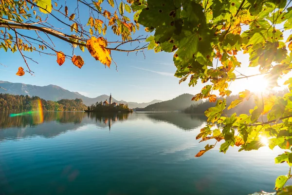 O famoso Lago Alpino Bled, Blejsko jezero, na Eslovénia, paisagem de outono. Fabulosa vista do lago, ilha com igreja, Castelo de Bled, montanhas e céu azul com nuvens, pano de fundo no ar fresco. — Fotografia de Stock