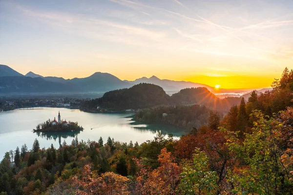 Das Schweigen der antiken Städte Europas. Morgenpanorama der Wallfahrtskirche Mariä Himmelfahrt. Aufregende Herbstszene des Bleder Sees, Julische Alpen, Slowenien, Europa. — Stockfoto