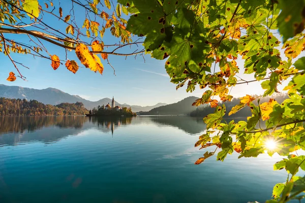O famoso Lago Alpino Bled, Blejsko jezero, na Eslovénia, paisagem de outono. Fabulosa vista do lago, ilha com igreja, Castelo de Bled, montanhas e céu azul com nuvens, pano de fundo no ar fresco. — Fotografia de Stock
