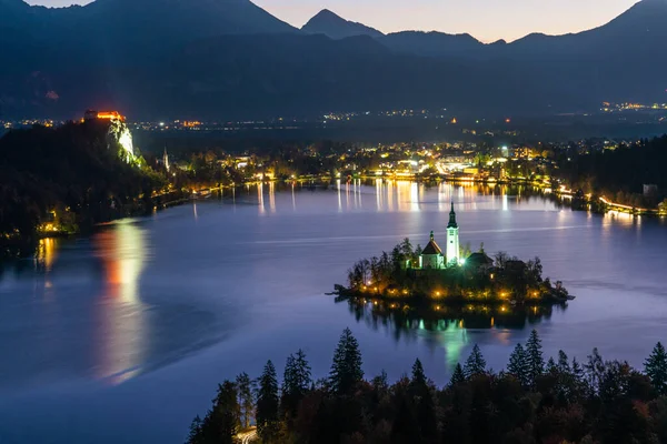 L'iconico lago di Bled con la chiesa di Santa Maria e le montagne contro il fresco cielo autunnale mattutino, Slovenia, Europa. — Foto Stock