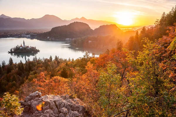 The silence of the ancient cities of Europe. Panoramic morning view of the Pilgrimage Church of the Assumption of Mary. Exciting autumn scene of Lake Bled, Julian Alps, Slovenia, Europe. — Stock Photo, Image