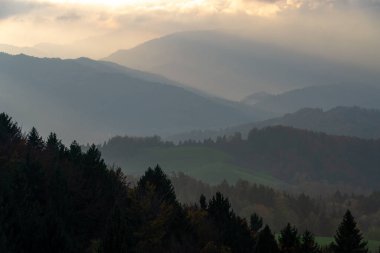 Gün batımında Avrupa Alpleri 'nde bir dağ sırasının manzarası. Sonbaharda yamaçlar
