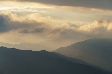 Gün batımında Avrupa Alpleri 'nde bir dağ sırasının manzarası. Sonbaharda yamaçlar