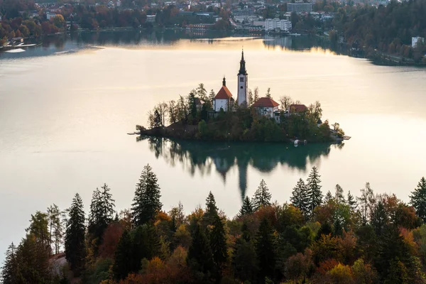 De iconische Lake Bled met St. Marys kerk en de bergen tegen de koele herfstochtend hemel, Slovenië, Europa. — Stockfoto