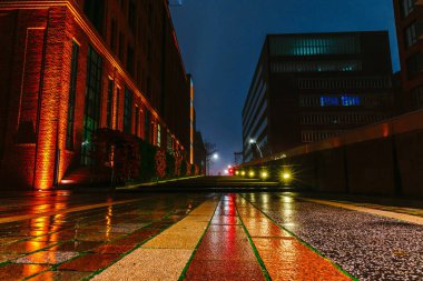 Akşam ve gece çizimleri Hamburg 'un merkezindeki darı sokaklarında