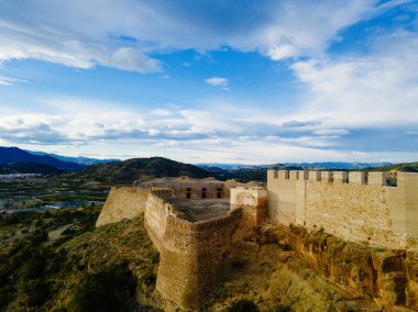 Güneşli gün ve bulutlu gün batımı sırasında kale Sagunto görüntülemek