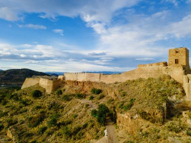 Güneşli gün ve bulutlu gün batımı sırasında kale Sagunto görüntülemek