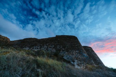 Güneşli gün ve bulutlu gün batımı sırasında kale Sagunto görüntülemek
