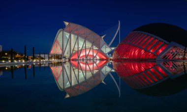 Yansımalar su güneş battıktan sonra şehirde, sanat ve bilim. Valencia, İspanya