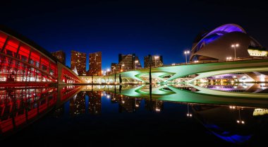 Yansımalar su güneş battıktan sonra şehirde, sanat ve bilim. Valencia, İspanya