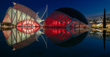 Yansımalar su güneş battıktan sonra şehirde, sanat ve bilim. Valencia, İspanya