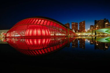 Yansımalar su güneş battıktan sonra şehirde, sanat ve bilim. Valencia, İspanya