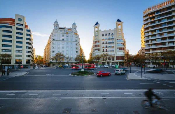 Město pohled ve Valencii poblíž park Turia. Valencia, Španělsko — Stock fotografie