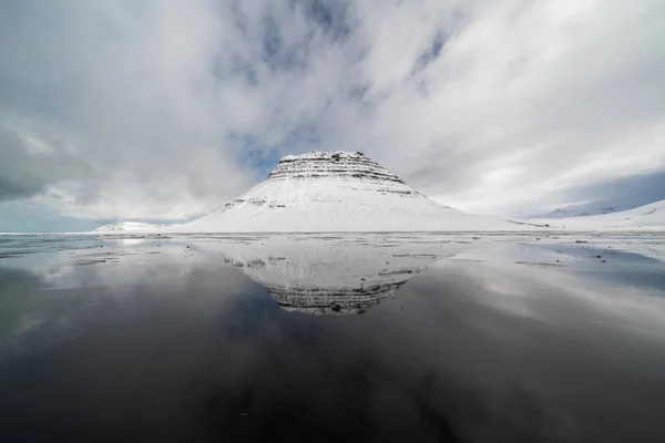 Pôr Sol Reflexões Sobre Bela Montanha Kirkjufell Península Snaefellsness Islândia — Fotografia de Stock