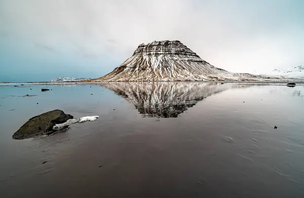 Pôr Sol Reflexões Sobre Bela Montanha Kirkjufell Península Snaefellsness Islândia — Fotografia de Stock