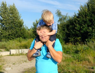 Baba oğul yürüyor.