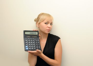 genç iş kadını ile hesap makinası