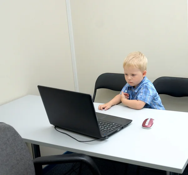 Carino business boy con computer in ufficio — Foto Stock