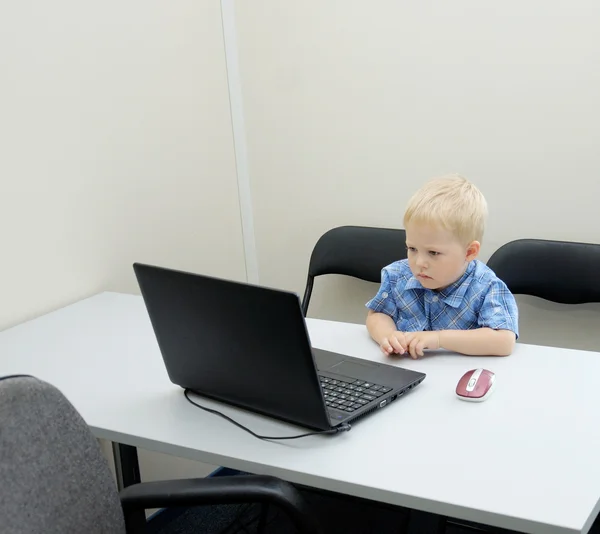 Lindo chico de negocios con computadora en la oficina — Foto de Stock