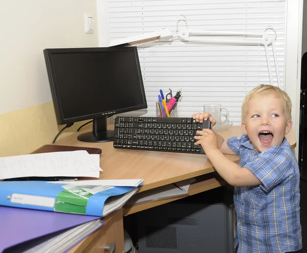 Kızgın iş çocuk ofis — Stok fotoğraf