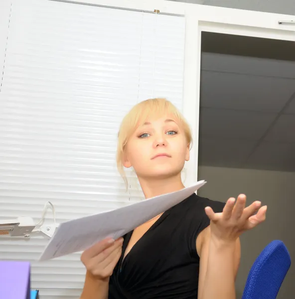 Femme d'affaires travaillant dans le bureau — Photo