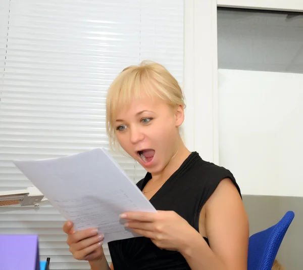 Mulher de negócios trabalhando no escritório — Fotografia de Stock