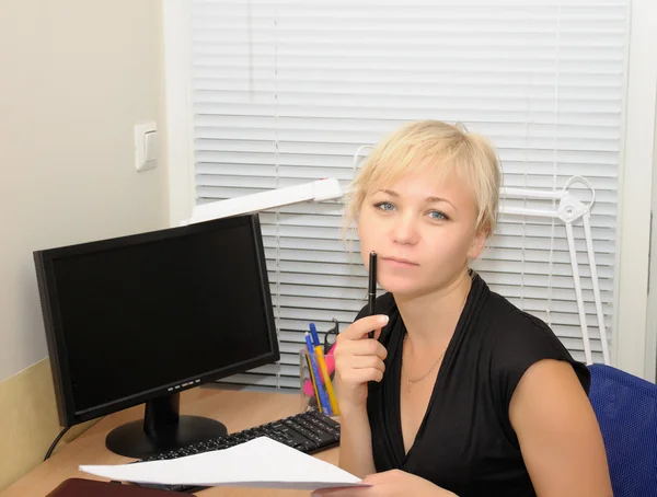 Mulher de negócios trabalhando no escritório — Fotografia de Stock