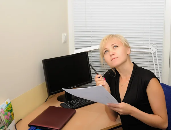 Femme d'affaires travaillant dans le bureau — Photo