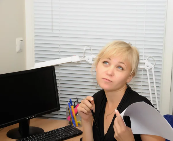 Mulher de negócios trabalhando no escritório — Fotografia de Stock