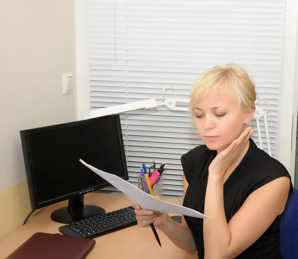 Mulher de negócios trabalhando no escritório — Fotografia de Stock