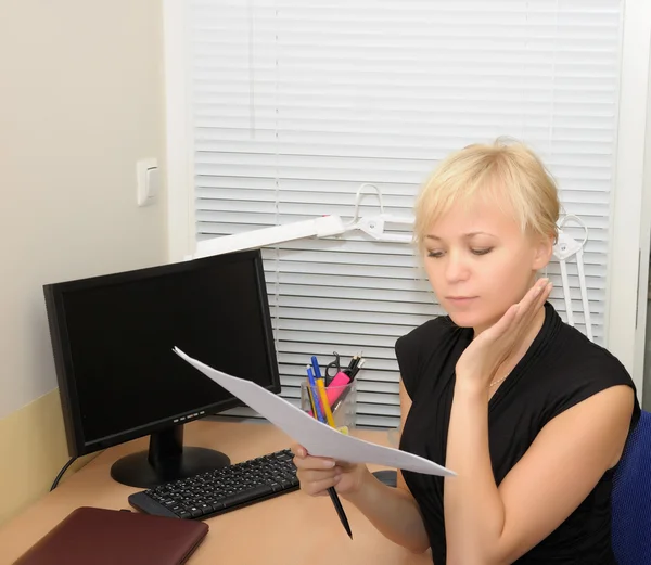 Geschäftsfrau arbeitet im Büro — Stockfoto