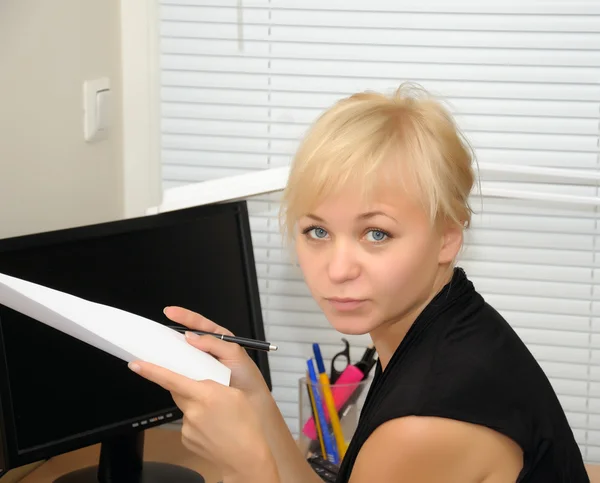 Geschäftsfrau arbeitet im Büro — Stockfoto