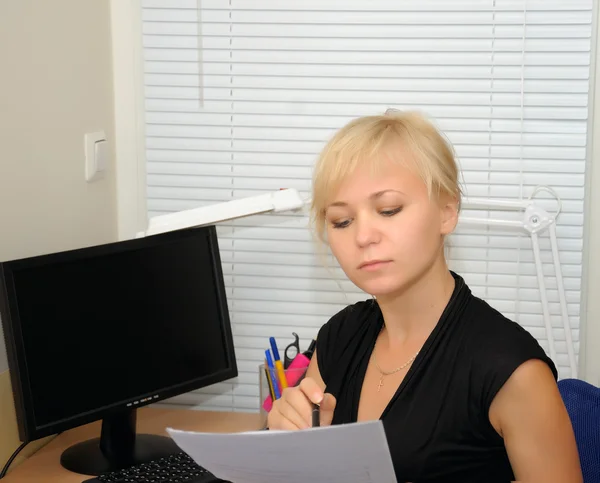Mujer de negocios trabajando en la oficina —  Fotos de Stock