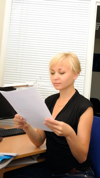 Kobieta biznesu pracująca w biurze — Zdjęcie stockowe