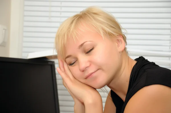 Femme d'affaires travaillant dans le bureau — Photo