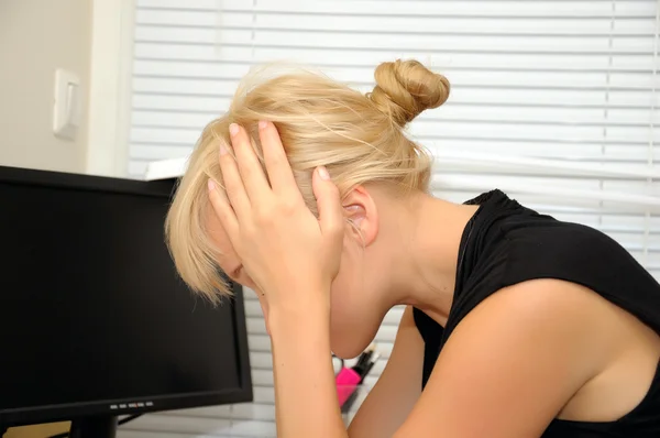 Femme d'affaires travaillant dans le bureau — Photo