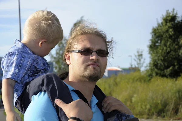 Vater und Sohn zu Fuß — Stockfoto